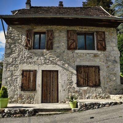 מתלבטים אם להרוס מבנה או לשפץ אותו? שיקולים שכדאי להכיר